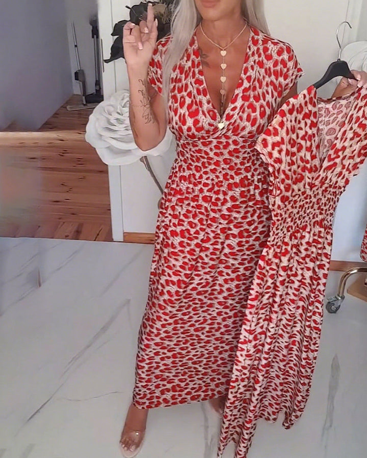 Elegant kjole med leopardmønster og V-udskæring