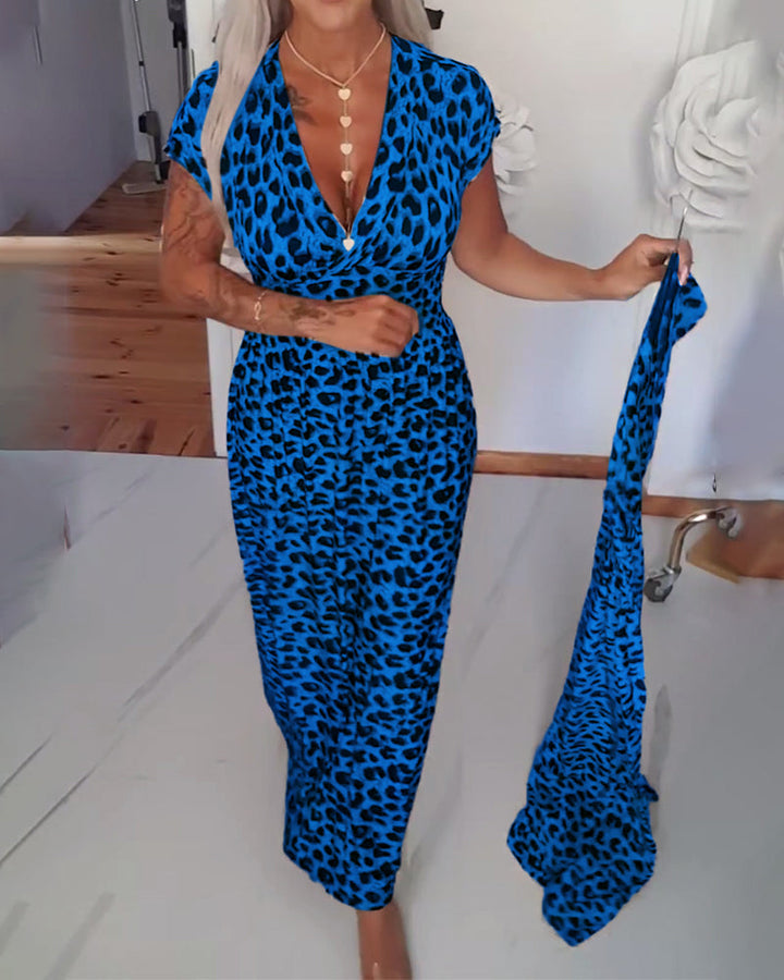 Elegant kjole med leopardmønster og V-udskæring