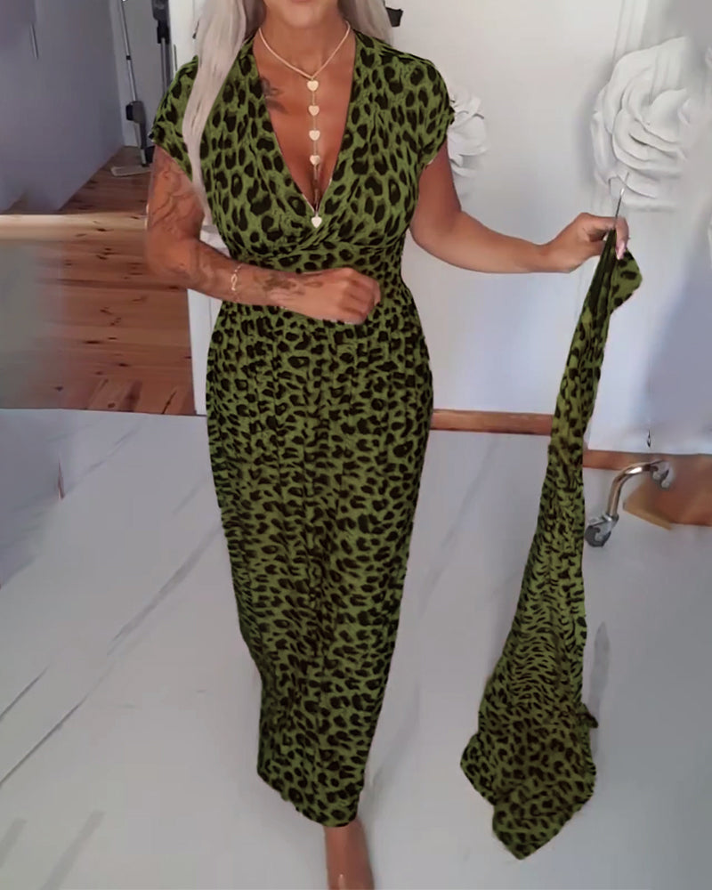 Elegant kjole med leopardmønster og V-udskæring