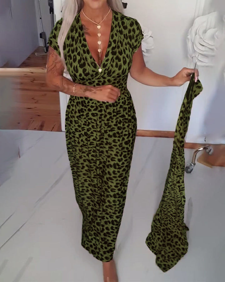 Elegant kjole med leopardmønster og V-udskæring