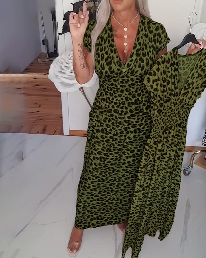 Elegant kjole med leopardmønster og V-udskæring