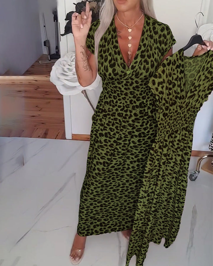 Elegant kjole med leopardmønster og V-udskæring