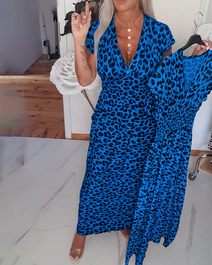 Elegant kjole med leopardmønster og V-udskæring