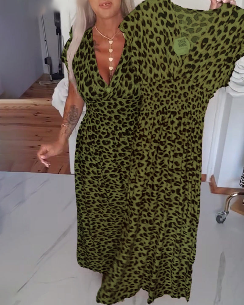 Elegant kjole med leopardmønster og V-udskæring