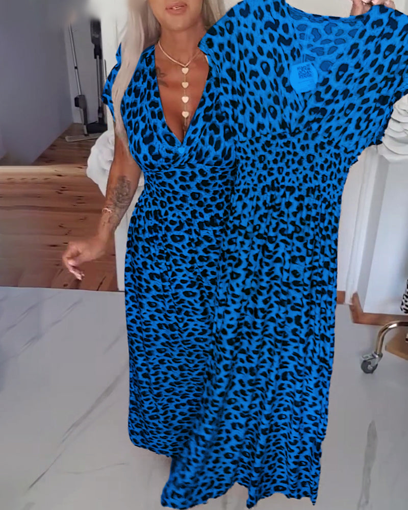 Elegant kjole med leopardmønster og V-udskæring