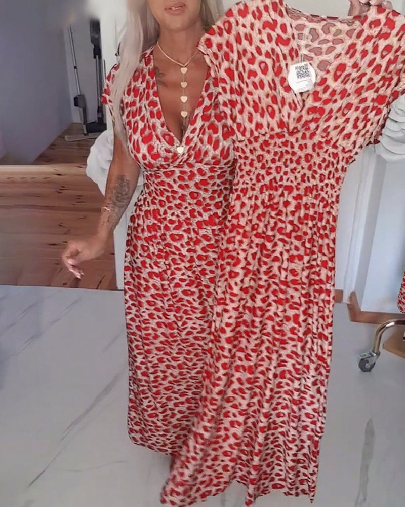Elegant kjole med leopardmønster og V-udskæring