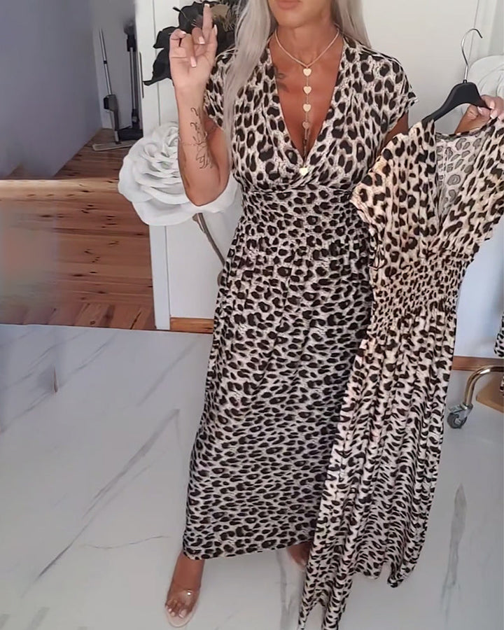 Elegant kjole med leopardmønster og V-udskæring